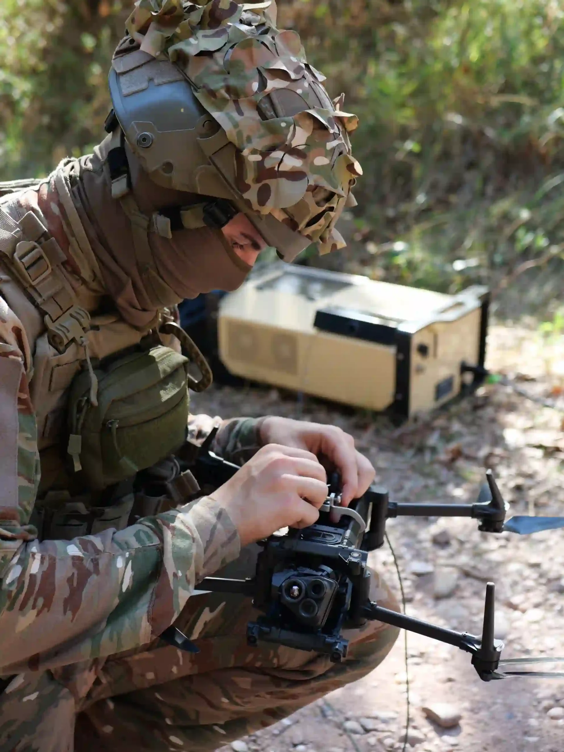 soldier connecting elistair's tethering station with a parrot anafi ukr drone